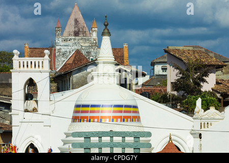 Shri Sudarmalaya buddhistischen Tempel und All Saints Anglican Church innerhalb des alten kolonialen niederländischen Forts, Galle, Sri Lanka, Asien Stockfoto