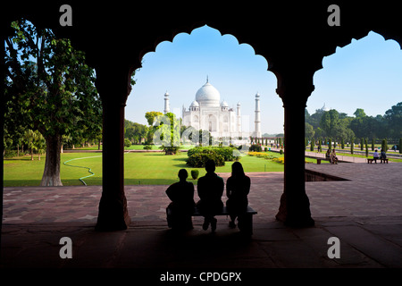 Taj Mahal, UNESCO-Weltkulturerbe, angesehen durch dekorative steinernen Torbogen, Agra, Uttar Pradesh state, Indien, Asien Stockfoto
