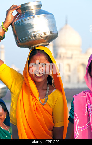 Frau mit Wasserkrug auf dem Kopf vor dem Taj Mahal, Agra, Uttar Pradesh Zustand, Indien, Asien Stockfoto