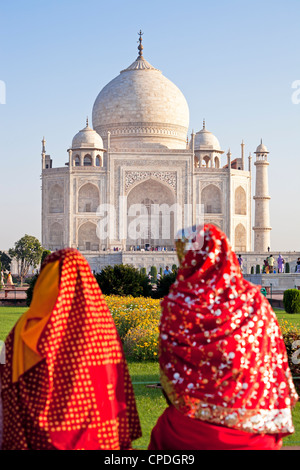 Geben Sie Frauen in bunten Saris am Taj Mahal, UNESCO World Heritage Site, Agra, Uttar Pradesh, Indien, Asien Stockfoto