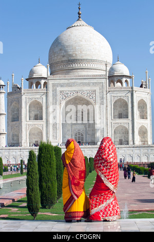 Geben Sie Frauen in bunten Saris am Taj Mahal, UNESCO World Heritage Site, Agra, Uttar Pradesh, Indien, Asien Stockfoto