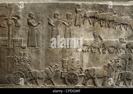 Kampagnen von Tiglat-Pileser III im Südirak. Die zivilen Gefangenen und ihre Sachen werden an den assyrischen König geführt. Stockfoto