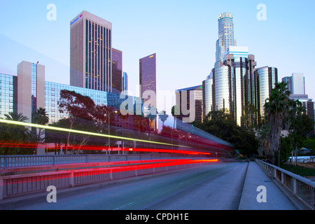 Die 110 Harbour Freeway und Downtown Los Angeles Skyline, Los Angeles, California, Vereinigte Staaten von Amerika, Nordamerika Stockfoto