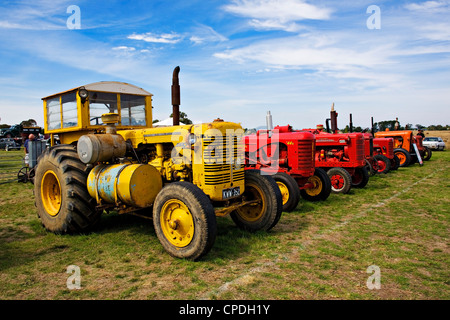 Clunes Australien / ältere restaurierte Traktoren sind auf dem Display an der historischen Fahrzeug zeigen. Stockfoto