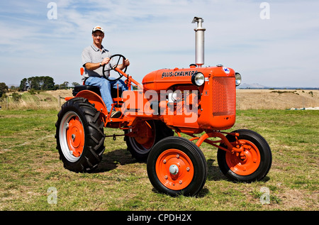 Clunes Australien / ein 1948 B Modell Allis Chalmers Traktor und der stolze Besitzer und Restaurator der historischen Fahrzeug zeigen. Stockfoto