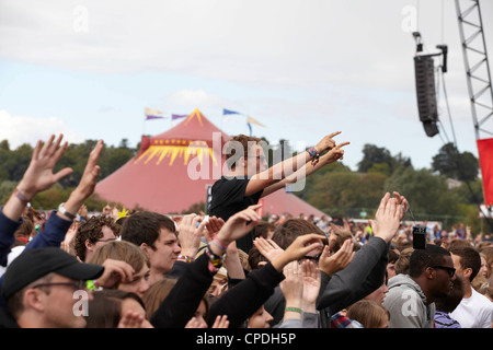 Junger Mann auf den Schultern in einer Menschenmenge, die gerade eine Show auf einem Musikfestival im Sommer Stockfoto