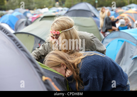 Mädchen in einem Zelt auf einem Musikfestival Höchststand Stockfoto