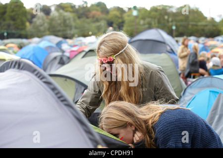 Mädchen in einem Zelt auf einem Musikfestival Höchststand Stockfoto