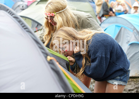 Mädchen in einem Zelt auf einem Musikfestival Höchststand Stockfoto