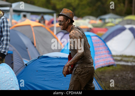 Jungs spielen im Schlamm beim Musikfestival in Großbritannien Stockfoto