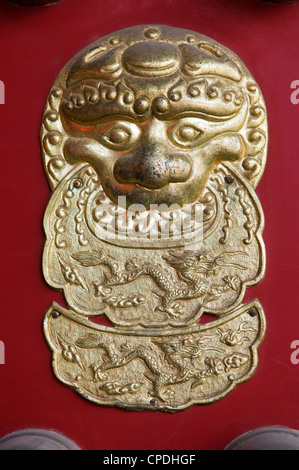 Lion geformte Griffe auf das Tor des Tempels in Peking, China Stockfoto