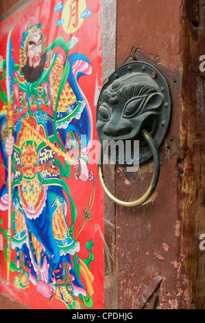 Lion geformte Griffe auf dem Tor ein Hutong in Peking, China Stockfoto