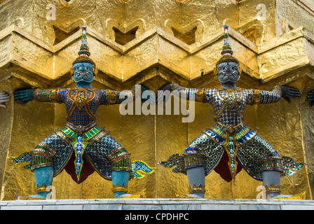 Statuen von Dämonen auf die goldene Chedi, Wat Phra Kaeo Komplex (Grand Palace Complex), Bangkok, Thailand, Südostasien, Asien Stockfoto