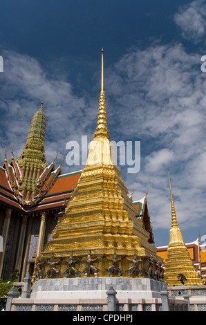 Goldene Chedi, Wat Phra Kaeo Komplex (Grand Palace Complex), Bangkok, Thailand, Südostasien, Asien Stockfoto