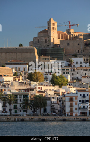 Spanien, Balearen, Ibiza, Blick auf Ibiza Altstadt (UNESCO-Website) und Dalt Vila Stockfoto