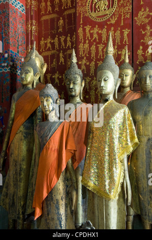 Buddha-Statuen in der Funerary Carriage Hall, Wat Xieng Thong, Luang Prabang, Laos, Indochina, Südostasien, Asien Stockfoto