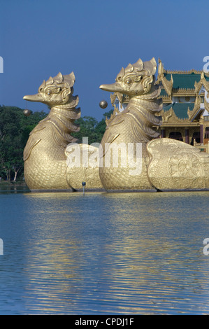 Karaweik Schiff, Kandawgyi See, Yangon (Rangoon), Myanmar (Burma), Asien Stockfoto