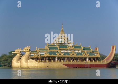 Karaweik Schiff, Kandawgyi See, Yangon (Rangoon), Myanmar (Burma), Asien Stockfoto