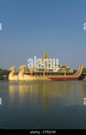 Karaweik Schiff, Kandawgyi See, Yangon (Rangoon), Myanmar (Burma), Asien Stockfoto