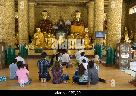 Besucher, die beten, Shwedagon-Pagode, Yangon (Rangoon), Myanmar (Burma), Asien Stockfoto