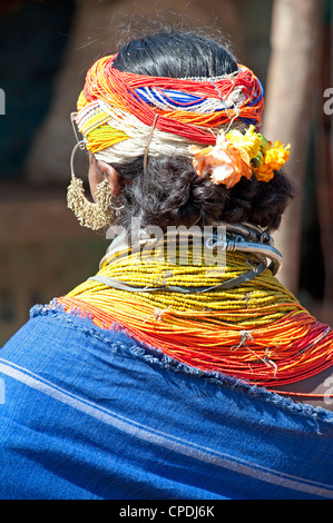 Bonda Tribeswoman tragen blaue Baumwolle Schal, Rayagader, Orissa, Indien Stockfoto