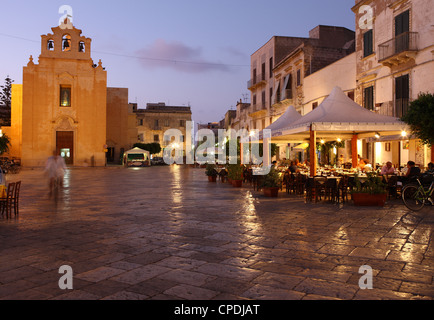 Piazza Matrice bei Dämmerung, Trapani, Insel Favignana, Sizilien, Italien, Europa Stockfoto