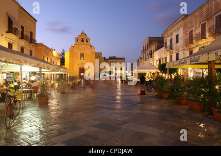 Piazza Matrice bei Dämmerung, Trapani, Insel Favignana, Sizilien, Italien, Europa Stockfoto