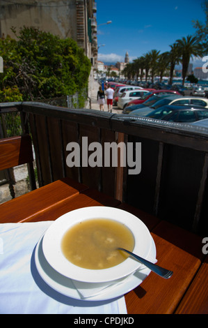 Fisch Suppe Konoba Leut Restaurant Veli Varos Bezirk Split dalmatinische Küste Kroatien Europa Stockfoto