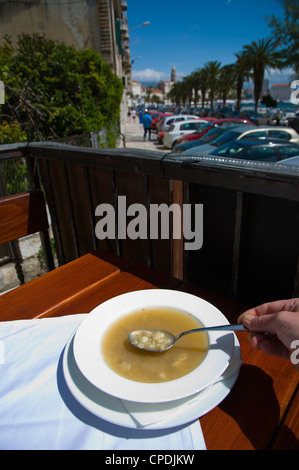 Fisch Suppe Konoba Leut Restaurant Veli Varos Bezirk Split dalmatinische Küste Kroatien Europa Stockfoto