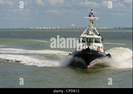 Pilot boat Pieter P. Rubens Rückkehr in den Hafen von Vlissingen, auf Hintergrund Dow Chemical Terneuzen. Zeeland, Niederlande Stockfoto