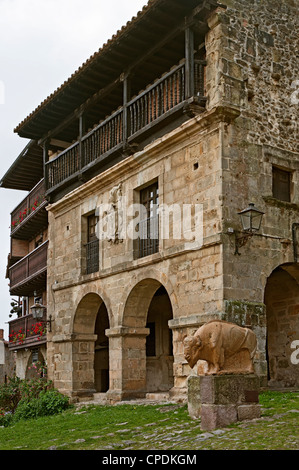 Altes haus von Aguila und La Parra mit der Skulptur des Altamita bison an der Tür des Dorfes Santillana del Mar, Kantabrien, Spanien, Europa. Stockfoto