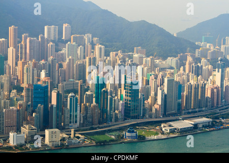 Hohen Blick auf die Skyline von Hong Kong Island und Victoria Harbour, Hongkong, China, Asien Stockfoto