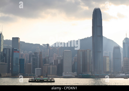 Sterne-Fähre auf Victoria Harbour mit den Wolkenkratzern von Hong Kong Island hinter, Hong Kong, China, Asien Stockfoto