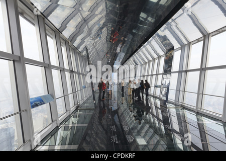 Die Beobachtung Brücke mit Glasboden im 94. Stock des Shanghai World Financial Center (SWFC), Pudong, Shanghai, China Stockfoto