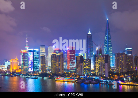 Pudong-Skyline bei Nacht über den Huangpu-Fluss, Shanghai, China, Asien Stockfoto