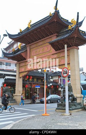 Traditionelles chinesisches Tor auf Shanghai Old Street, einem restaurierten traditionellen Viertel, Nanshi, Shanghai, China, Asien Stockfoto