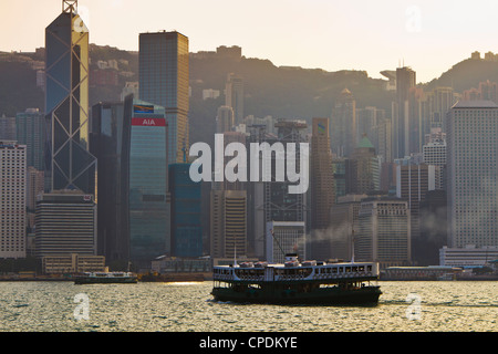 Star Ferry Kreuzung Victoria Harbour in Richtung Hong Kong Island, Hongkong, China, Asien Stockfoto