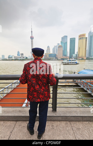 Ein Mann, der Blick auf die Skyline von Pudong vom Bund über den Huangpu-Fluss, Shanghai, China, Asien Stockfoto