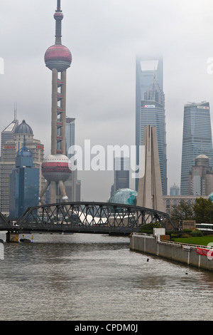 Suzhou Creek und die Waibaidu Brücke mit Blick auf Pudong Skyline, Shanghai, China, Asien Stockfoto