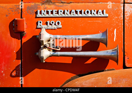 Clunes Australien / Drucklufthörner einer R 190 Serie International Truck auf dem Display an einem Oldtimer-show. Stockfoto