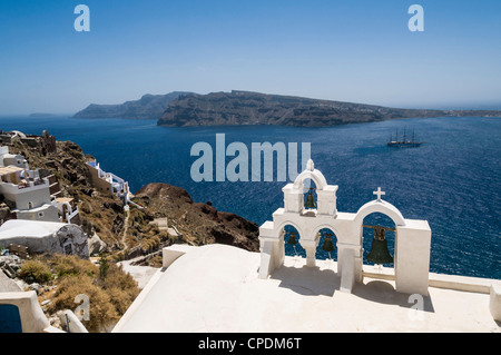 Glocken einer Kirche mit Blick auf die Caldera in einem Dorf auf der griechischen Insel Santorin, Griechenland Stockfoto