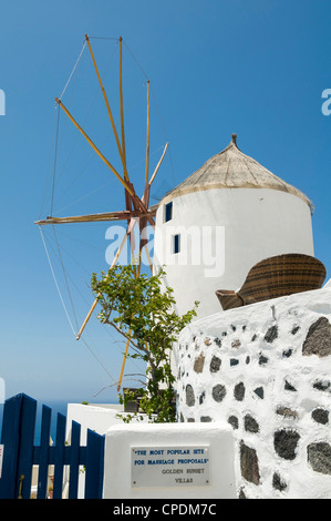 Eine Windmühle auf der griechischen Insel Santorin, Griechenland Stockfoto