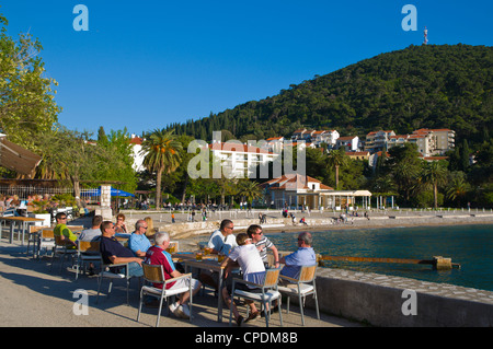 Bar-Terrasse am Strand Lapad Bezirk Stadt Dubrovnik Dalmatien Kroatien Europa Stockfoto