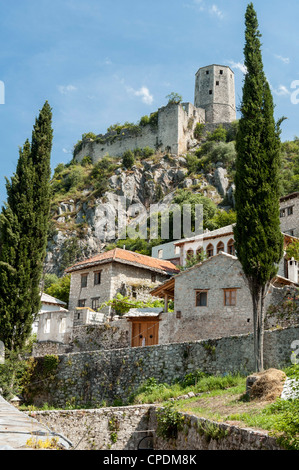 Die Zitadelle mit Blick auf die Stadt Pocitelj, Bosnien-Herzegowina, Europa Stockfoto