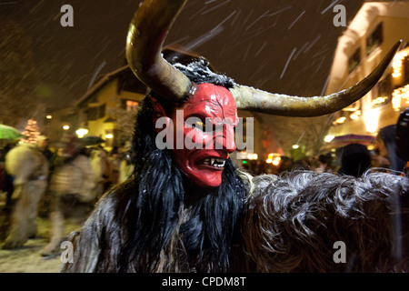 Krampus ist ein Fabelwesen, anerkannt in den Alpenländern, Taufers, Südtirol, Bozen, Italien, Europa Stockfoto