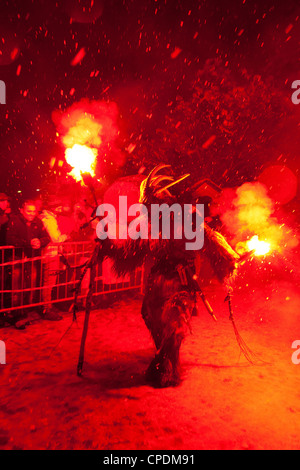 Krampus ist ein Fabelwesen, anerkannt in den Alpenländern, Taufers, Südtirol, Bozen, Italien, Europa Stockfoto