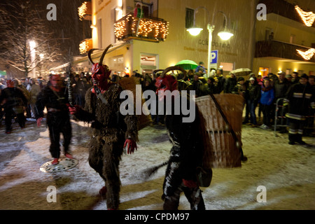 Krampus ist ein Fabelwesen, anerkannt in den Alpenländern, Taufers, Südtirol, Bozen, Italien, Europa Stockfoto