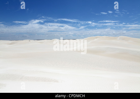 Weißem Sand und blauem Himmel an den Dünen in Lancelin, Western Australia, Australien, Pazifik Stockfoto