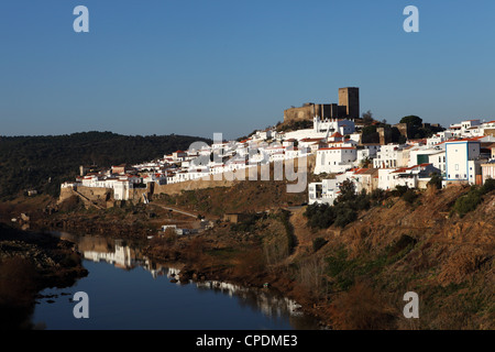 Mertola, mit einer langen islamischen Geschichte, vom Fluss Guadiana, Alentejo, Portugal Stockfoto