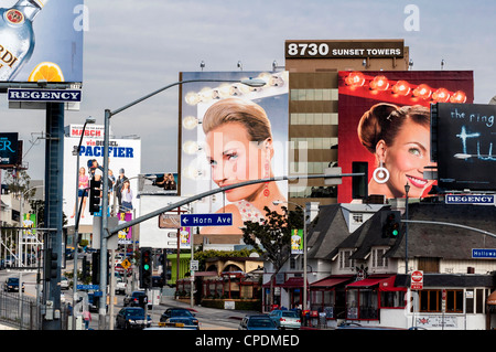 Sunset Boulevard - riesige Werbetafeln über der Straße, Los Angeles, Kalifornien, USA Stockfoto